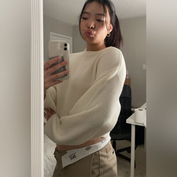 H&M cream cropped knit sweater size small (worn) - Picture 4 of 4